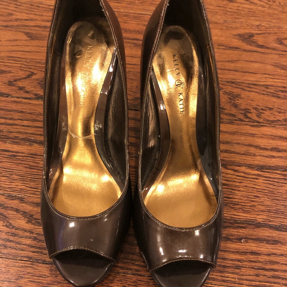 Peep toe, brown patent leather